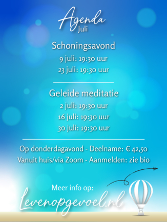 Agenda voor juli met de tekst "Agenda Juli" in sierschrift bovenaan. Daaronder staan de activiteiten vermeld: Schoningsavond op 9 juli en 23 juli om 19:30 uur, en Geleide meditatie op 2 juli, 16 juli en 30 juli om 19:30 uur. Onderin staat: Op donderdagavond, deelname €42,50, vanuit huis via Zoom, aanmelden via bio. Rechtsonder het luchtballon logo van leven op gevoel. Achtergrond in tinten blauw en turquoise met zandkleurige onderkant.