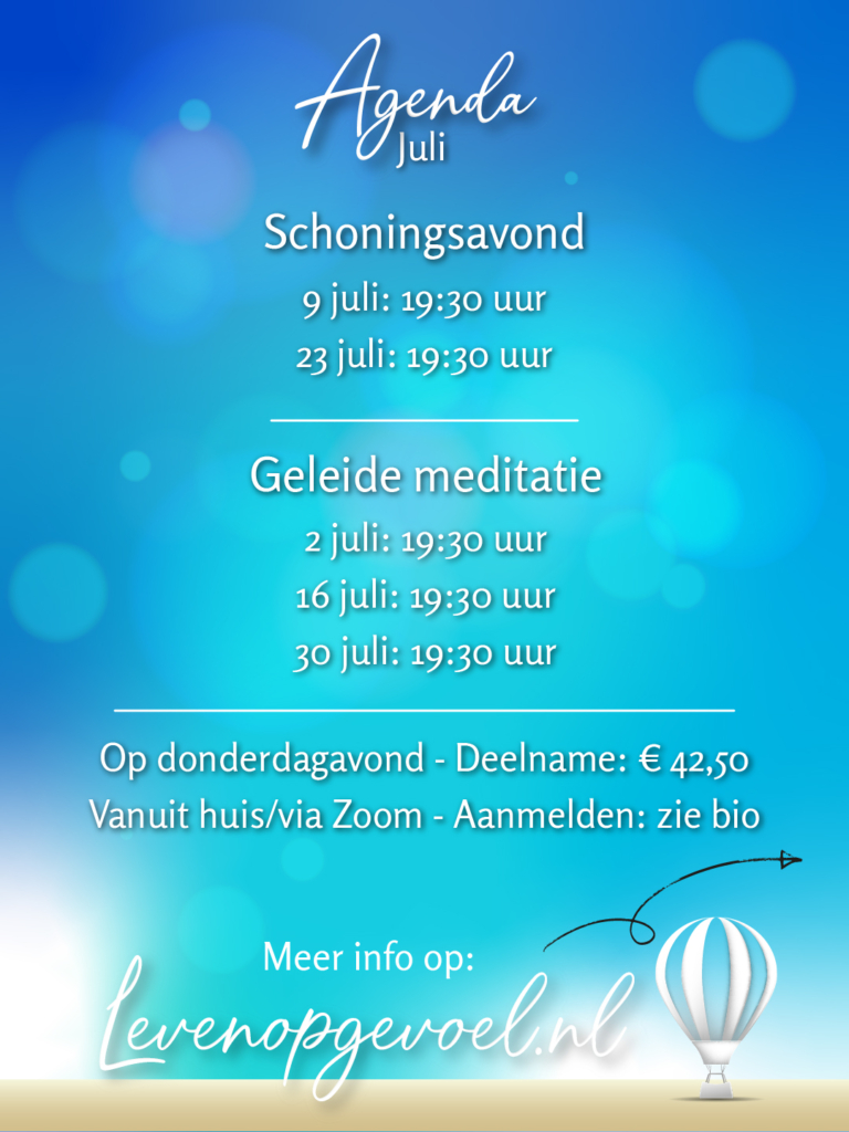 Agenda voor juli met de tekst "Agenda Juli" in sierschrift bovenaan. Daaronder staan de activiteiten vermeld: Schoningsavond op 9 juli en 23 juli om 19:30 uur, en Geleide meditatie op 2 juli, 16 juli en 30 juli om 19:30 uur. Onderin staat: Op donderdagavond, deelname €42,50, vanuit huis via Zoom, aanmelden via bio. Rechtsonder het luchtballon logo van leven op gevoel. Achtergrond in tinten blauw en turquoise met zandkleurige onderkant.