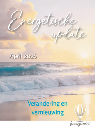 Een strandgezicht bij zonsopkomst of zonsondergang in warme goudtinten en zacht roze pasteltinten. Een heldere turquoise golf rolt op het strand, het zand weerkaatst het zachte licht. Hoog aan de hemel drijven lichte wolken in paarse en gele tinten. Op de afbeelding staat in sierlijk handgeschreven lettertype Energetische update, daaronder in strakke letters April 2026 en onderaan in helder blauw Verandering en vernieuwing. Rechtsonder staat het logo van Leven op gevoel: een luchtballon in wit met levenopgevoel.nl eronder.