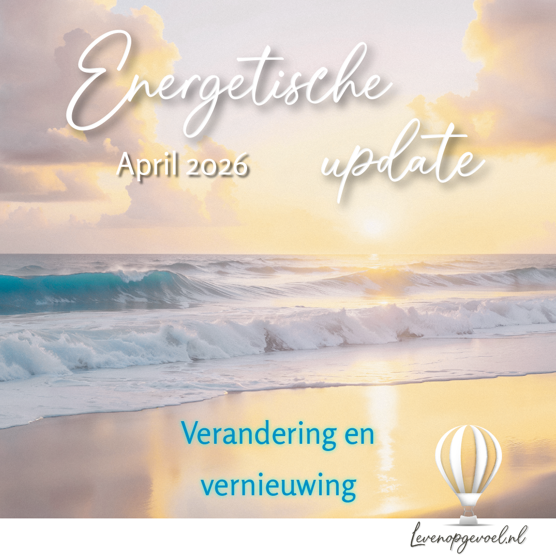 Een strandgezicht bij zonsopkomst of zonsondergang in warme goudtinten en zacht roze pasteltinten. Een heldere turquoise golf rolt op het strand, het zand weerkaatst het zachte licht. Hoog aan de hemel drijven lichte wolken in paarse en gele tinten. Op de afbeelding staat in sierlijk handgeschreven lettertype Energetische update, daaronder in strakke letters April 2026 en onderaan in helder blauw Verandering en vernieuwing. Rechtsonder staat het logo van Leven op gevoel: een luchtballon in wit met levenopgevoel.nl eronder.