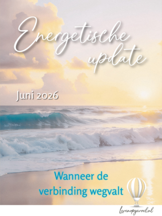 Een strandgezicht bij zonsopkomst of zonsondergang in warme goudtinten en zacht roze pasteltinten. Een heldere turquoise golf rolt op het strand, het zand weerkaatst het zachte licht. Hoog aan de hemel drijven lichte wolken in paarse en gele tinten. Op de afbeelding staat in sierlijk handgeschreven lettertype Energetische update, daaronder in strakke letters Juni 2026 en onderaan in helder blauw Wanneer de verbinding wegvalt. Rechtsonder staat het logo van Leven op gevoel: een luchtballon in wit met levenopgevoel.nl eronder.