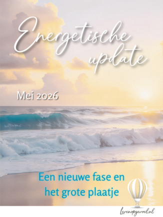 Een strandgezicht bij zonsopkomst of zonsondergang in warme goudtinten en zacht roze pasteltinten. Een heldere turquoise golf rolt op het strand, het zand weerkaatst het zachte licht. Hoog aan de hemel drijven lichte wolken in paarse en gele tinten. Op de afbeelding staat in sierlijk handgeschreven lettertype Energetische update, daaronder in strakke letters Mei 2026 en onderaan in helder blauw Een nieuwe fase en het grote plaatje. Rechtsonder staat het logo van Leven op gevoel: een luchtballon in wit met levenopgevoel.nl eronder.