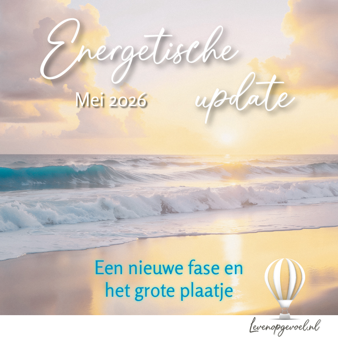 Een strandgezicht bij zonsopkomst of zonsondergang in warme goudtinten en zacht roze pasteltinten. Een heldere turquoise golf rolt op het strand, het zand weerkaatst het zachte licht. Hoog aan de hemel drijven lichte wolken in paarse en gele tinten. Op de afbeelding staat in sierlijk handgeschreven lettertype Energetische update, daaronder in strakke letters Mei 2026 en onderaan in helder blauw Een nieuwe fase en het grote plaatje. Rechtsonder staat het logo van Leven op gevoel: een luchtballon in wit met levenopgevoel.nl eronder.
