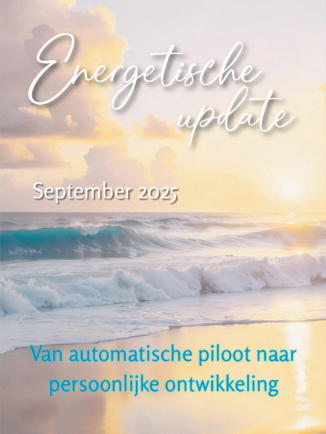 Zonsondergang aan de kust. Pastelkleurige branding met tekst overlay: Energetische update. September 2025. Van automatische piloot naar persoonlijke ontwikkeling