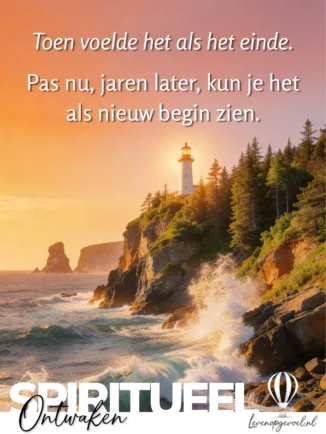 Een vuurtoren op een rotsachtige kust bij zonsondergang, omgeven door dennenbomen. Golven slaan tegen de rotsen. Tekst op de afbeelding: "Toen voelde het als het einde. Pas nu, jaren later, kun je het als nieuw begin zien." Onderaan het label "Spiritueel Ontwaken" en het logo van Levenopgevoel.nl.