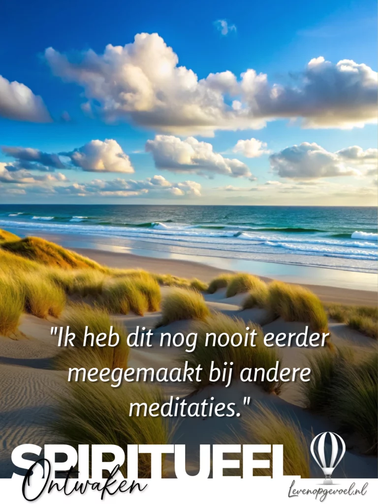 Strandlandschap met duinen en helmgras op de voorgrond, een turquoise zee en een blauwe lucht met witte stapelwolken. Centraal de tekst: "Ik heb dit nog nooit eerder meegemaakt bij andere meditaties." Linksonder het label Spiritueel Ontwaken met het logo van Leven op gevoel.