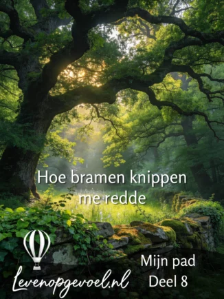 Magisch boslandschap met oude boom en knoestige takken, zonnestralen door bladerdak, mystieke mist en bemost rotswerk; tekstoverlay 'Hoe bramen knippen me redde' met 'Mijn pad Deel 8' en levenopgevoel.nl logo met blauw-witte luchtballon