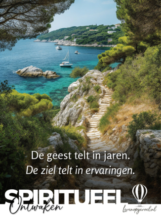 Quote 'De geest telt in jaren. De ziel telt in ervaringen.' bij de categorie Spiritueel ontwaken van Leven op gevoel, op een foto van een stenen pad langs de kust met zeilboten op zee.