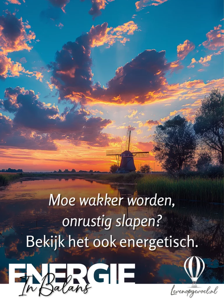 Zonsondergang met windmolen en wolken weerspiegeld in het water. Tekst: Moe wakker worden, onrustig slapen? Bekijk het ook energetisch. Energie in Balans.
