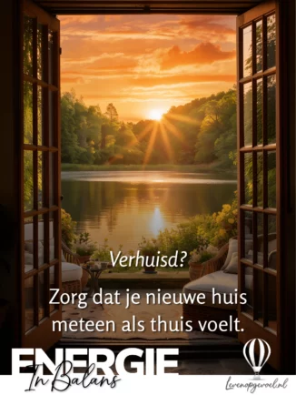 Warme zonsondergang gezien vanuit een open houten dubbele deur. Op de voorgrond een terras met rieten stoelen en gele bloemen, daarachter een meer omringd door bomen in warm oranje en goudkleurig avondlicht. Tekst op de afbeelding: "Verhuisd? Zorg dat je nieuwe huis meteen als thuis voelt." Linksonder het logo "Energie In Balans", rechtsonder een luchtballon en "levenopgevoel.nl".