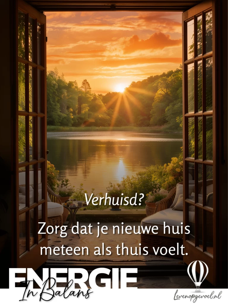 Warme zonsondergang gezien vanuit een open houten dubbele deur. Op de voorgrond een terras met rieten stoelen en gele bloemen, daarachter een meer omringd door bomen in warm oranje en goudkleurig avondlicht. Tekst op de afbeelding: "Verhuisd? Zorg dat je nieuwe huis meteen als thuis voelt." Linksonder het logo "Energie In Balans", rechtsonder een luchtballon en "levenopgevoel.nl".