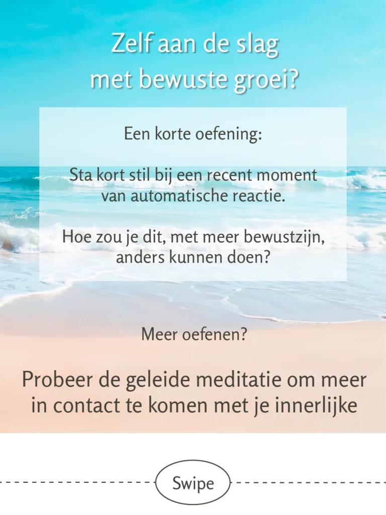 Strandachtergrond met doorzichtig tekstvak: Titel “Zelf aan de slag met bewuste groei?” en korte oefening: “Sta kort stil bij een recent moment van automatische reactie. Hoe zou je dit, met meer bewustzijn, anders kunnen doen?” Ook aanmoediging om de geleide meditatie te proberen.