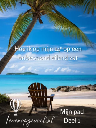 Tropisch strandparadijs met turkooisblauw water en helderblauwe lucht, palmboom en houten stoel op wit zand. Tekst overlay: 'Hoe ik op mijn 14e op een onbewoond eiland zat - Mijn pad Deel 1'. Levenopgevoel.nl met luchtballon logo.