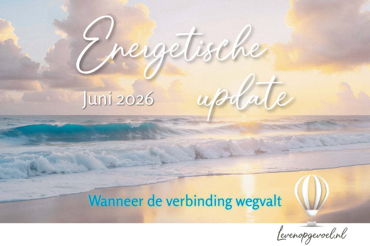 Een strandgezicht bij zonsopkomst of zonsondergang in warme goudtinten en zacht roze pasteltinten. Een heldere turquoise golf rolt op het strand, het zand weerkaatst het zachte licht. Hoog aan de hemel drijven lichte wolken in paarse en gele tinten. Op de afbeelding staat in sierlijk handgeschreven lettertype Energetische update, daaronder in strakke letters Juni 2026 en onderaan in helder blauw Wanneer de verbinding wegvalt. Rechtsonder staat het logo van Leven op gevoel: een luchtballon in wit met levenopgevoel.nl eronder.